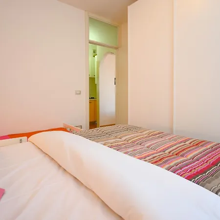 Sirmione Beach Apartment * 西尔米奥奈