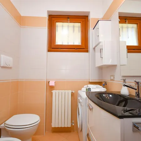 Sirmione Beach Apartment * 西尔米奥奈